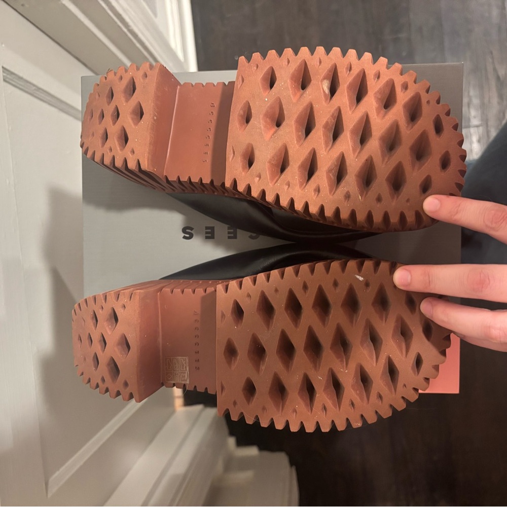 Elegant Black Leather Sandals with Brown Soles - Picture 3 of 5
